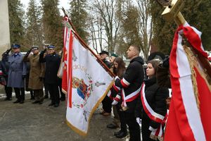 Policjanci i uczestnicy uroczystości pod pomnikiem Sybiraków oraz ofiar zbrodni katyńskiej.