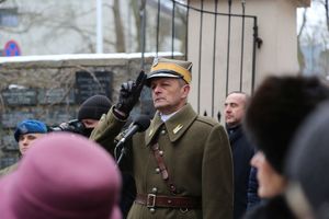 Policjanci i uczestnicy uroczystości pod pomnikiem Sybiraków oraz ofiar zbrodni katyńskiej.