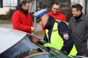 Policjanci na drodze wręczali kwiaty