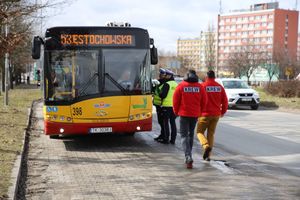 Policjanci na drodze wręczali kwiaty