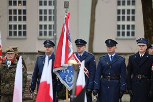uczestnicy uroczystości pod pomnikiem żołnierzy armii krajowej w Kielcach