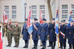 uczestnicy uroczystości pod pomnikiem żołnierzy armii krajowej w Kielcach