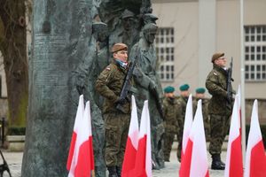 uczestnicy uroczystości pod pomnikiem żołnierzy armii krajowej w Kielcach