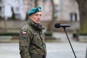 uczestnicy uroczystości pod pomnikiem żołnierzy armii krajowej w Kielcach