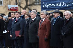 uczestnicy uroczystości pod pomnikiem żołnierzy armii krajowej w Kielcach