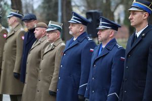 uczestnicy uroczystości pod pomnikiem żołnierzy armii krajowej w Kielcach