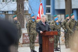 uczestnicy uroczystości pod pomnikiem żołnierzy armii krajowej w Kielcach