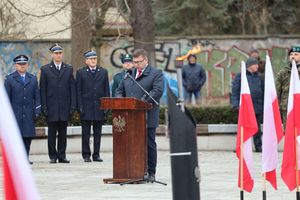 uczestnicy uroczystości pod pomnikiem żołnierzy armii krajowej w Kielcach