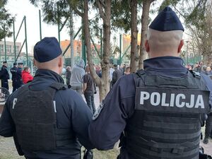 policjanci zabezpieczający wydarzenie