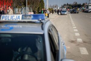 policjanci zabezpieczający targi