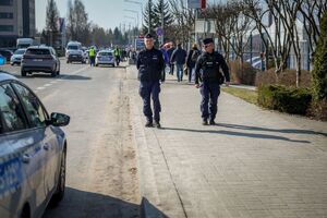 policjanci zabezpieczający targi