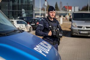 policjanci zabezpieczający targi