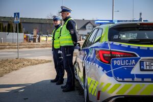 policjanci zabezpieczający targi