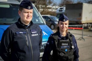 policjanci zabezpieczający targi