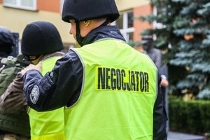 Napastnik wtargnął do szkoły…