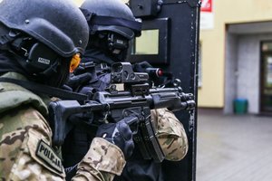 Napastnik wtargnął do szkoły…