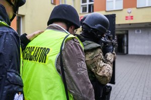 Napastnik wtargnął do szkoły…