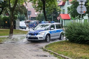 Napastnik wtargnął do szkoły…