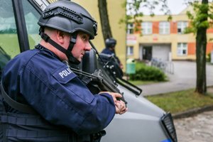 Napastnik wtargnął do szkoły…