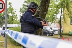 Napastnik wtargnął do szkoły…