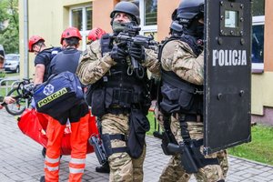 Napastnik wtargnął do szkoły…