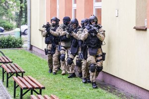 Napastnik wtargnął do szkoły…