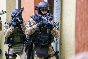 Napastnik wtargnął do szkoły…