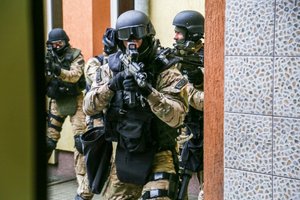 Napastnik wtargnął do szkoły…