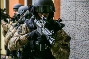 Napastnik wtargnął do szkoły…