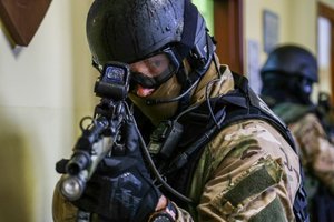 Napastnik wtargnął do szkoły…