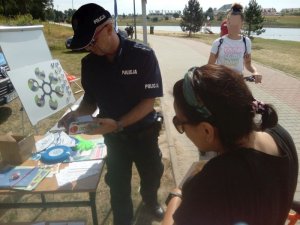 Profilaktyka &quot;Kręci mnie bezpieczeństwo nad wodą&quot; - spotkanie policjantów z osobami wypoczywającymi nad wodą