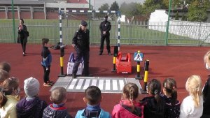 Policjantka w czasie prelekcji z uczniami szkoły nr 24