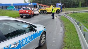 Policjant podczas kierowania ruchem