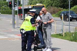 Hulajnogi elektryczne i policjant