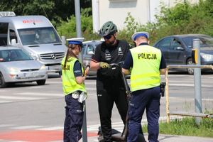 Hulajnogi elektryczne i policjant